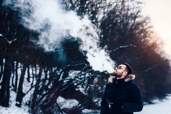 Homem fumando cigarro eletrônico — Fotografia de Stock