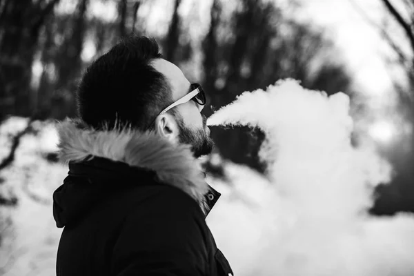 Hombre con barba fumando —  Fotos de Stock