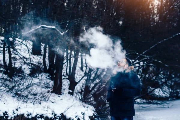 Homem fumando cigarro eletrônico — Fotografia de Stock