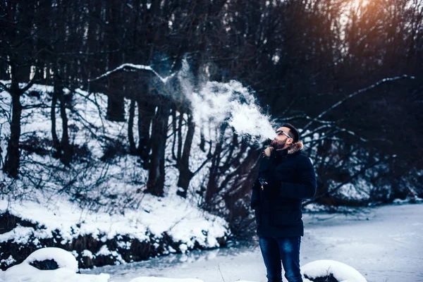 Az ember a dohányzás elektronikus cigaretta — Stock Fotó