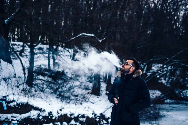 Homem fumando cigarro eletrônico — Fotografia de Stock