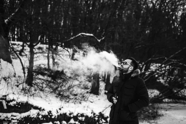 Hombre con barba fumando — Foto de Stock