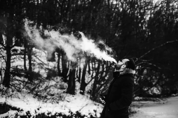 Uomo con la barba fumare — Foto Stock