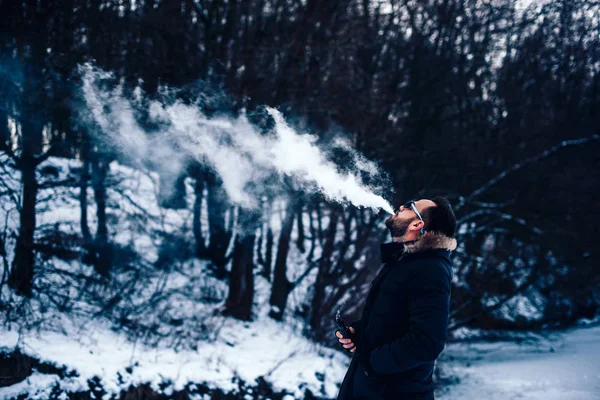 Homem com barba fumando cigarro eletrônico — Fotografia de Stock