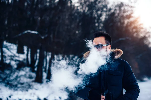 Man merokok rokok elektronik — Stok Foto