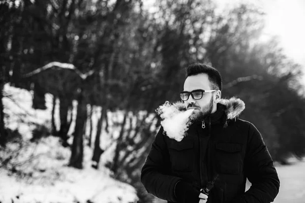 Человек с бородой курит — стоковое фото