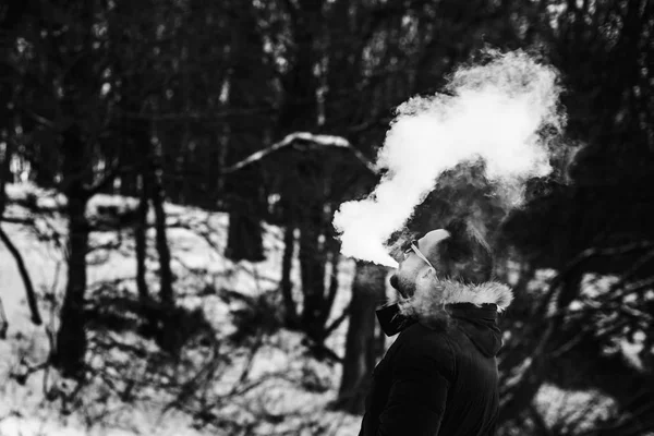 Mann mit Raucherbart — Stockfoto