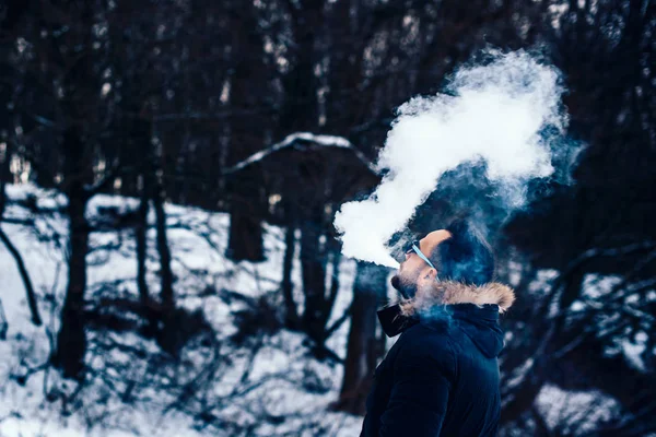 Человек, курящий электронную сигарету — стоковое фото