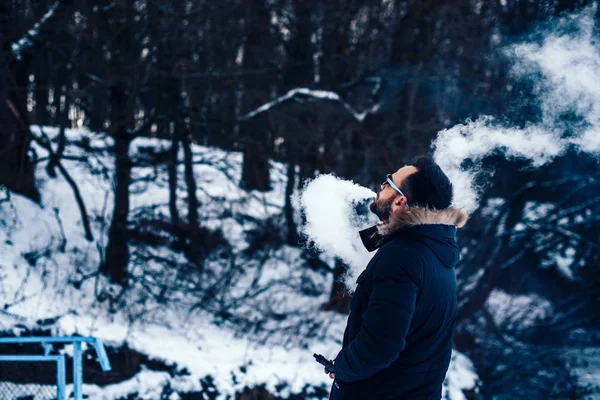 Az ember a dohányzás elektronikus cigaretta — Stock Fotó