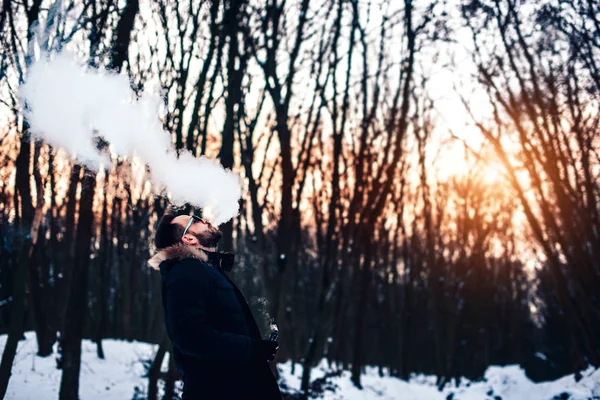 Homem fumando cigarro eletrônico — Fotografia de Stock