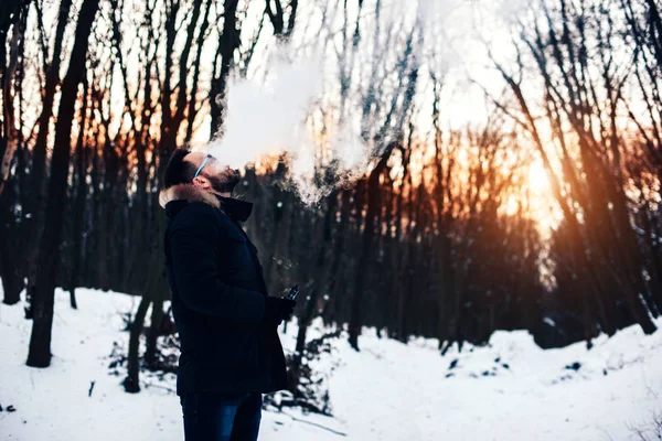 Homem fumando cigarro eletrônico — Fotografia de Stock