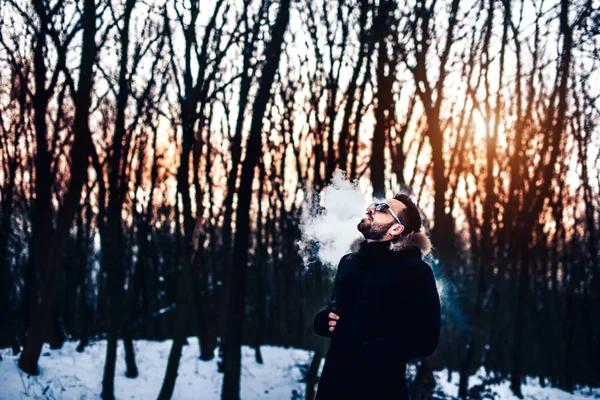 Człowiek palenia papierosów elektronicznych — Zdjęcie stockowe
