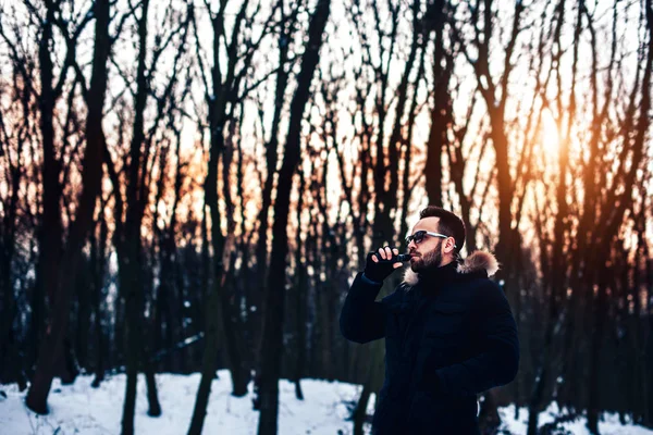 Muž kouření elektronické cigarety — Stock fotografie