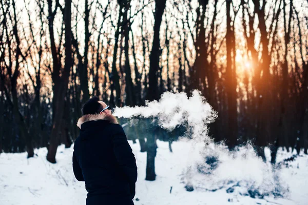 Az ember a dohányzás elektronikus cigaretta — Stock Fotó