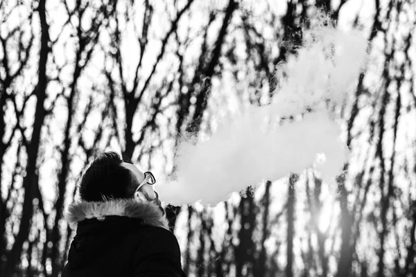 ひげ喫煙を持つ男 — ストック写真