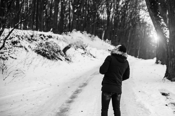 Man met baard roken — Stockfoto