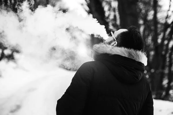 Homem com barba fumando — Fotografia de Stock
