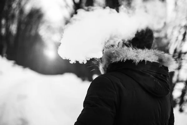 Homem com barba fumando — Fotografia de Stock