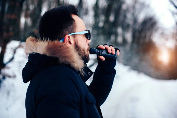 Man smoking  electronic cigarette — Stock Photo, Image