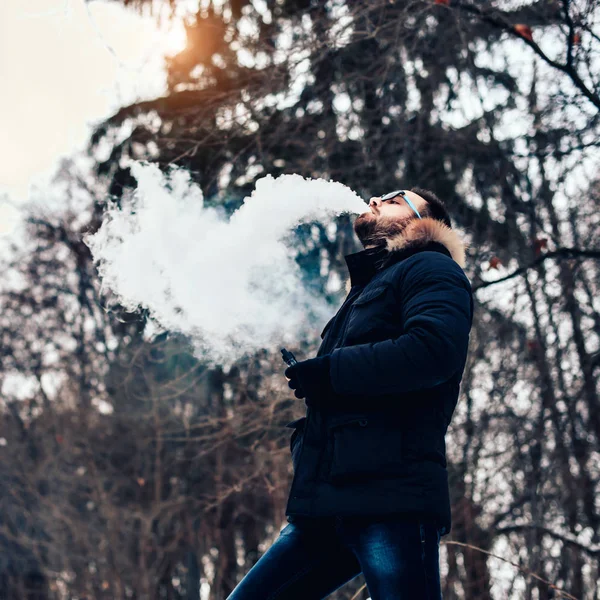 Homem fumando cigarro eletrônico — Fotografia de Stock