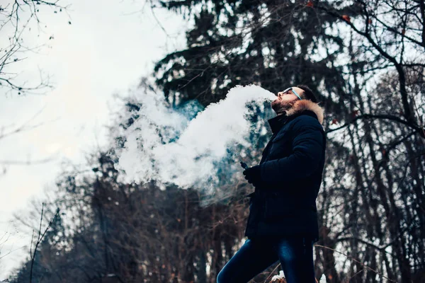 Hombre fumando cigarrillo electrónico — Foto de Stock