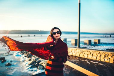 parkta yürürken esmer kız açık 