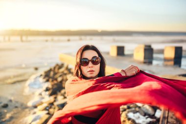 parkta yürürken esmer kız açık 