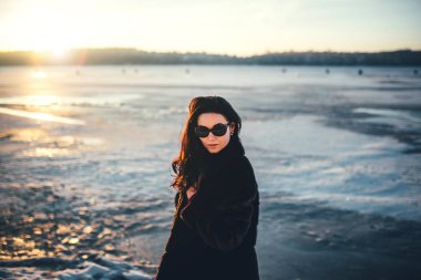 parkta yürürken esmer kız açık