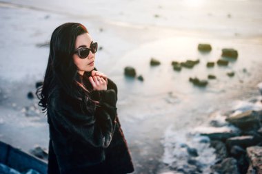 parkta yürürken esmer kız açık 