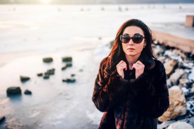 parkta yürürken esmer kız açık 