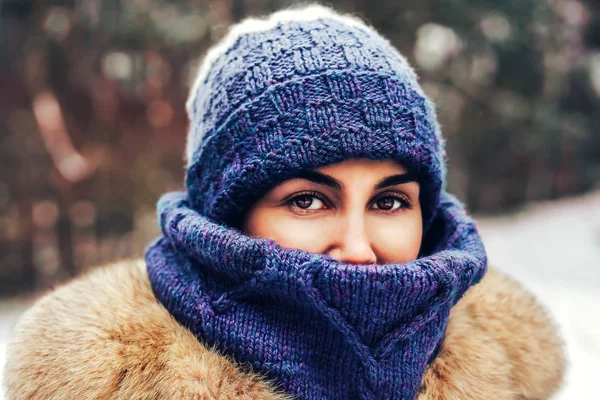 Молода красива дівчина гуляє на відкритому повітрі взимку — стокове фото