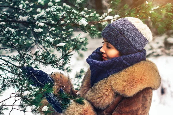 Mooi meisje lopen buiten in de winter — Stockfoto