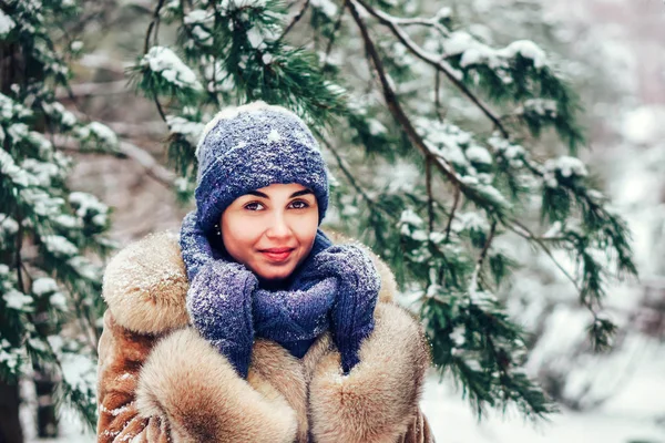 Jovem menina bonita andando ao ar livre no inverno — Fotografia de Stock