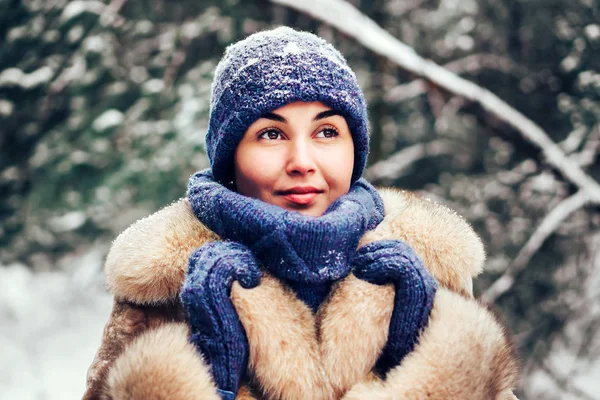 Jovem menina bonita andando ao ar livre no inverno — Fotografia de Stock