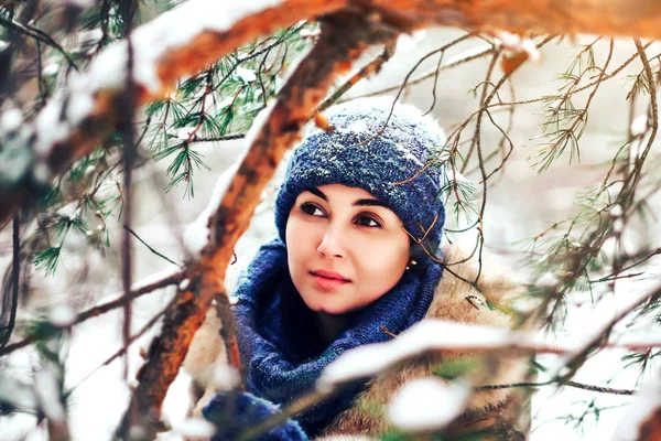 Junges hübsches Mädchen geht im Winter im Freien — Stockfoto