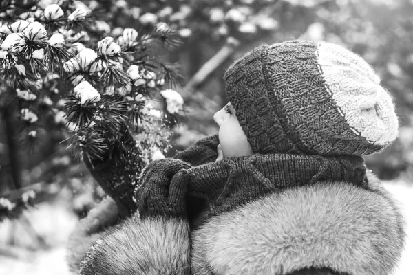 Jovem menina bonita andando ao ar livre no inverno — Fotografia de Stock