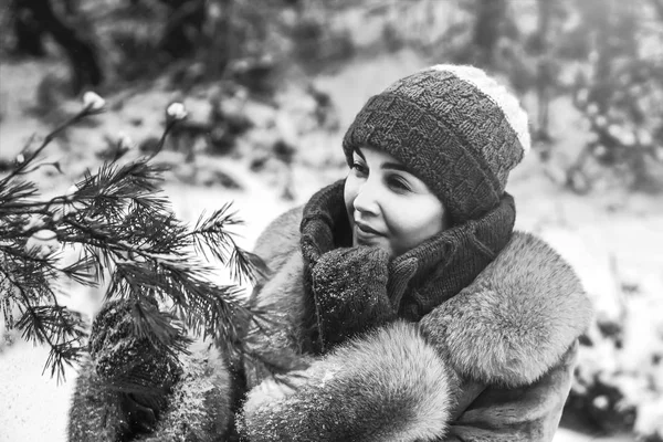 Młoda Ładna dziewczyna, chodzenie zewnątrz zimą — Zdjęcie stockowe