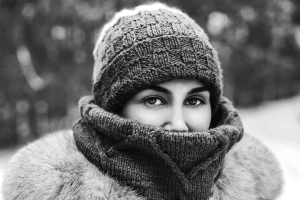 Genç güzel kız Kışın açık yürüyüş — Stok fotoğraf