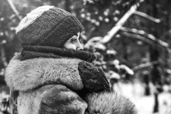 Jovem menina bonita andando ao ar livre no inverno — Fotografia de Stock