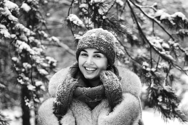 Joven bonita chica caminando al aire libre en invierno — Foto de Stock