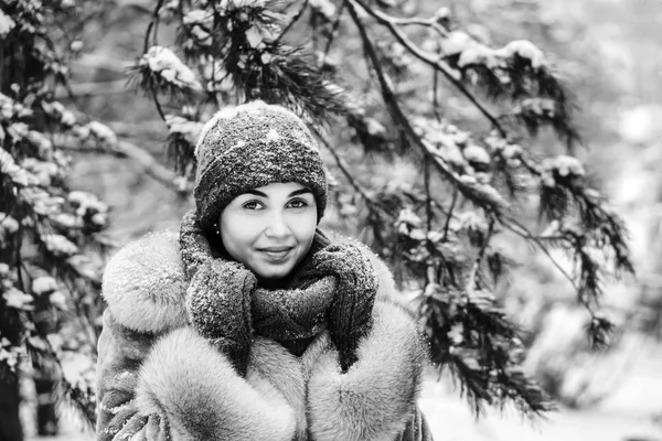 Giovane bella ragazza che cammina all'aperto in inverno — Foto Stock