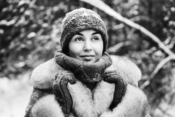 Mooi meisje lopen buiten in de winter — Stockfoto