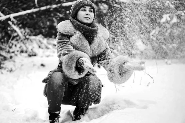 Giovane bella ragazza che cammina all'aperto in inverno — Foto Stock