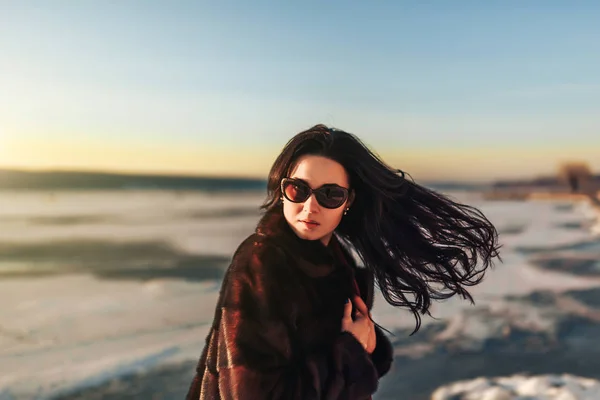 Bruna ragazza passeggiata all'aperto nel parco — Foto Stock