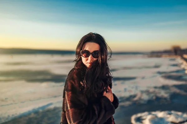 Brunette meisje wandeling buiten in het park — Stockfoto