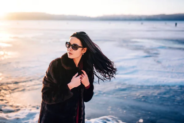 Morena chica caminar al aire libre en el parque — Foto de Stock