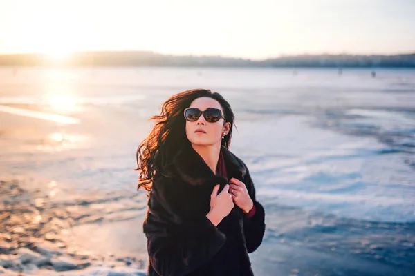 Brunette meisje wandeling buiten in het park — Stockfoto