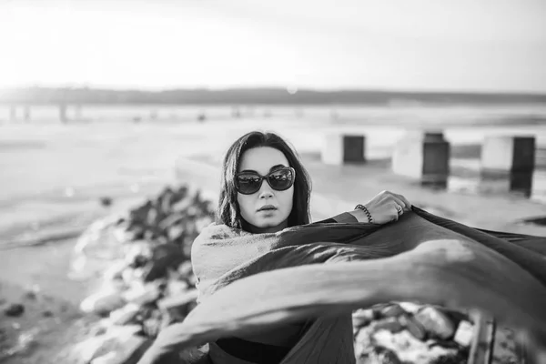 Brunette meisje wandeling buiten in het park — Stockfoto