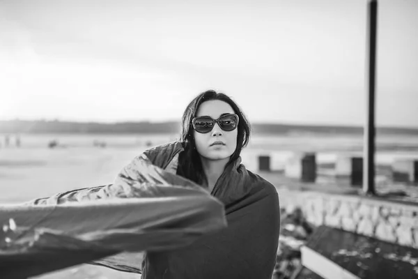 Brunette meisje wandeling buiten in het park — Stockfoto