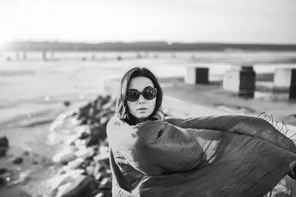 Brunette meisje wandeling buiten in het park — Stockfoto